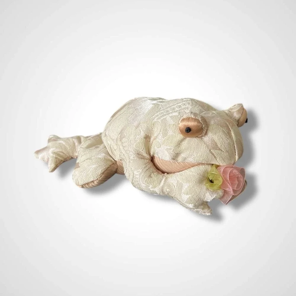 Russ Berrie Reflections on Living Fiona Frog Plush Stuffed Weighted Rose‎ Decor